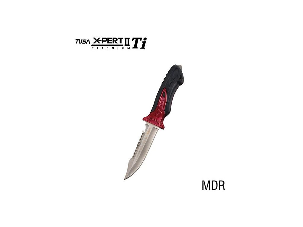 Detail čepele z titánovej zliatiny 6-4 Ti s drop-point špičkou, zúbkovaným ostrím a integrovaným rezačom vlascov.