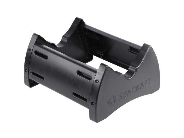 Detail bočného panelu s integrovanými slotmi pre prevlečenie fixačných popruhov a logom výrobcu Seacraft.