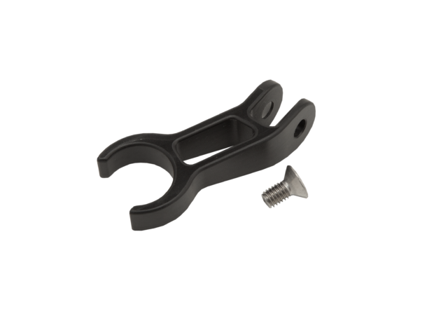 Detail upevňovacieho oka a klipu, navrhnutého pre bezpečné obopnutie tyče bóje a elimináciu nežiaduceho pohybu GPS puzdra.