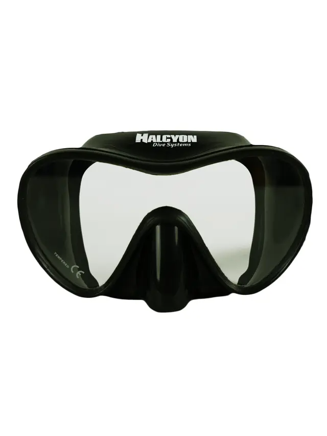 Detailné spracovanie lícnice z vysokokvalitného čierneho silikónu pre elimináciu nežiaducich odleskov a optimálne priľnutie.