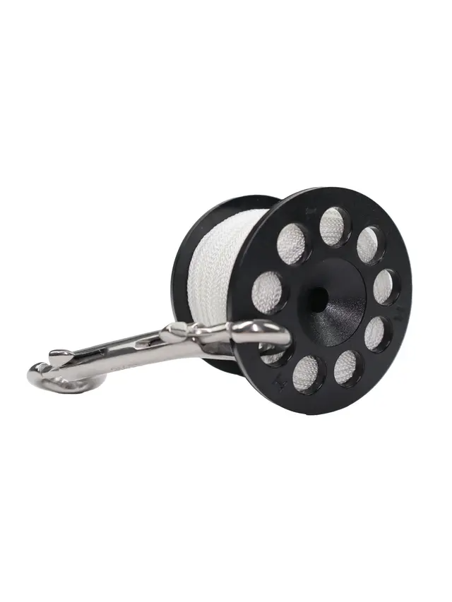 Detail pletenej nylonovej šnúry č. 24 a nerezovej obojstrannej karabíny určenej pre bezpečné zaistenie cievky na výstroji.