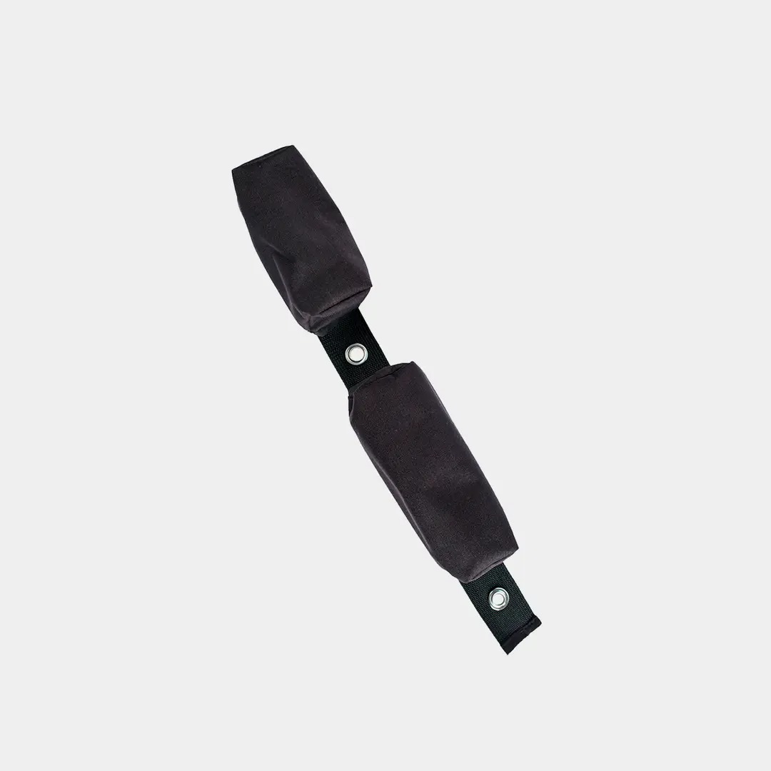 Pohľad na technické spracovanie švov a nerezové očká určené pre fixáciu na stredové skrutky backplate-u.