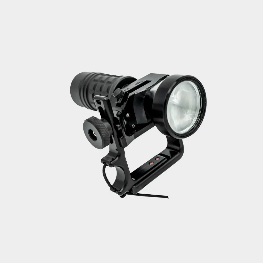 Detail ovládacieho prepínača režimov (High/Low/Off) navrhnutého pre manipuláciu v hrubých rukaviciach.