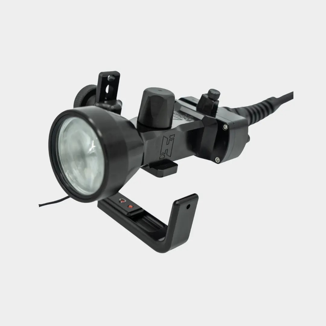 Detail optickej časti chránenej hliníkovým prstencom a ergonomické tvarovanie spodnej časti Goodmanovej rúčky pre prácu v rukaviciach.