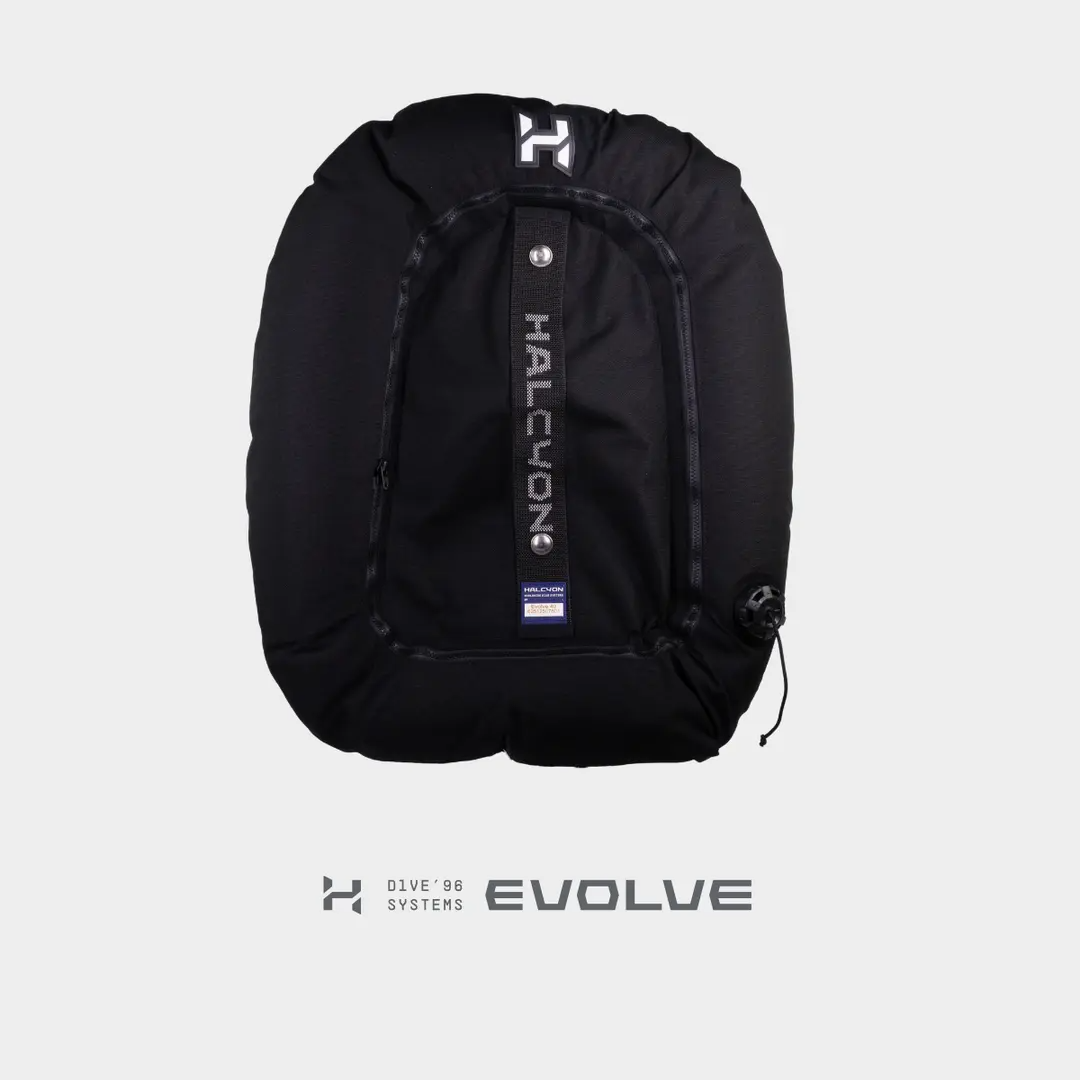 Umiestnenie nízkoprofilového výpustného ventilu (OPV) na ľavej spodnej strane pre intuitívnu manipuláciu.