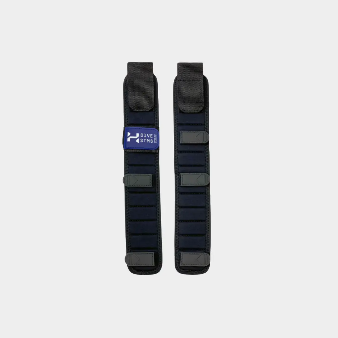 Kompletný pár chráničov s viditeľným segmentovaním polstrovania pre lepšiu ohybnosť v oblasti ramenného kĺbu.