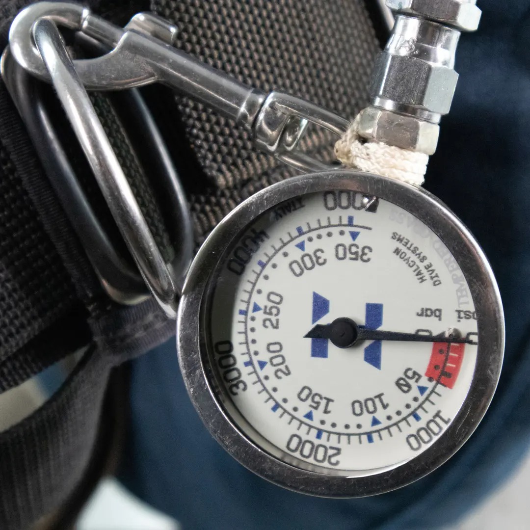 Makro pohľad na kvalitu povrchovej úpravy poniklovanej mosadze a presnosť značenia kritických tlakových zón.