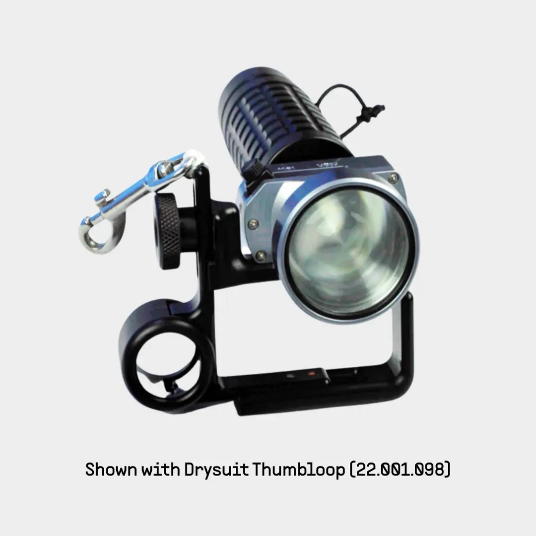 Bočný pohľad na mechanizmus výškového nastavenia a ergonomické vyosenie držiaka pre prirodzený sklon svetelného kužeľa voči osi predlaktia.