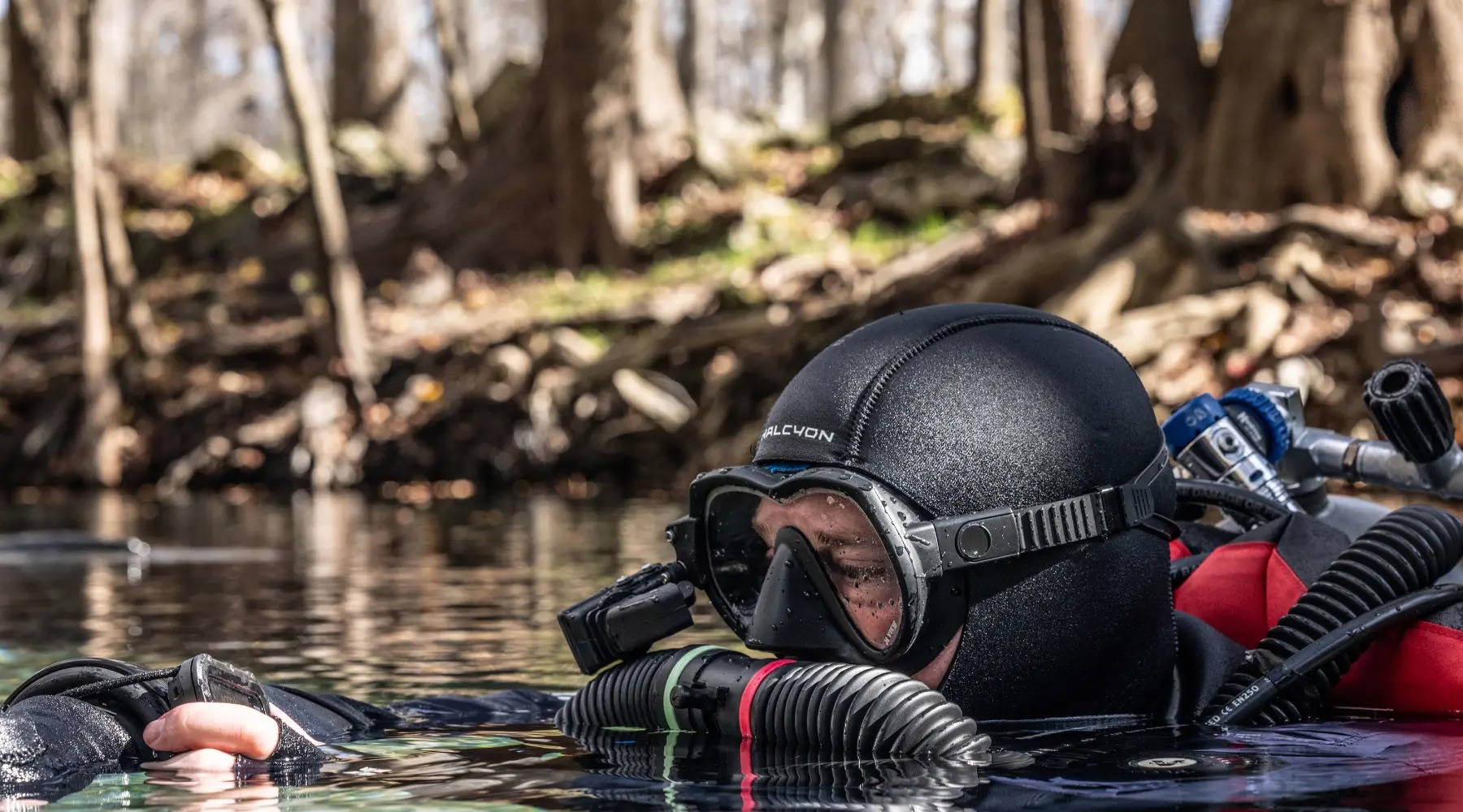 Detailné zobrazenie ergonomického náustku a integrity spojov dýchacieho okruhu v reálnych podmienkach.