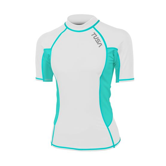 Celkové strihové riešenie krátkeho rukávu s dvojitým zakončením lemov pre stabilitu počas pohybu.