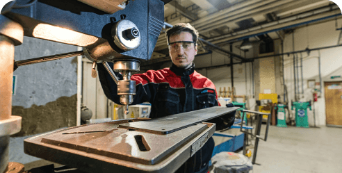 Práce na kovovém výrobku v dílně