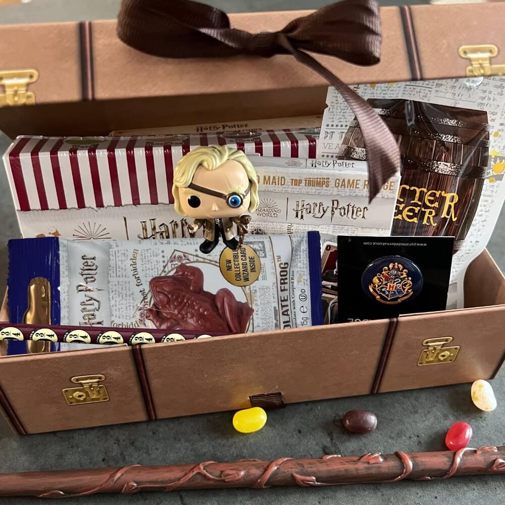 Harry Potter darčeková sada Čarodejníkov mix Rokfortský kufrík s mašľou — Svetkuziel.sk