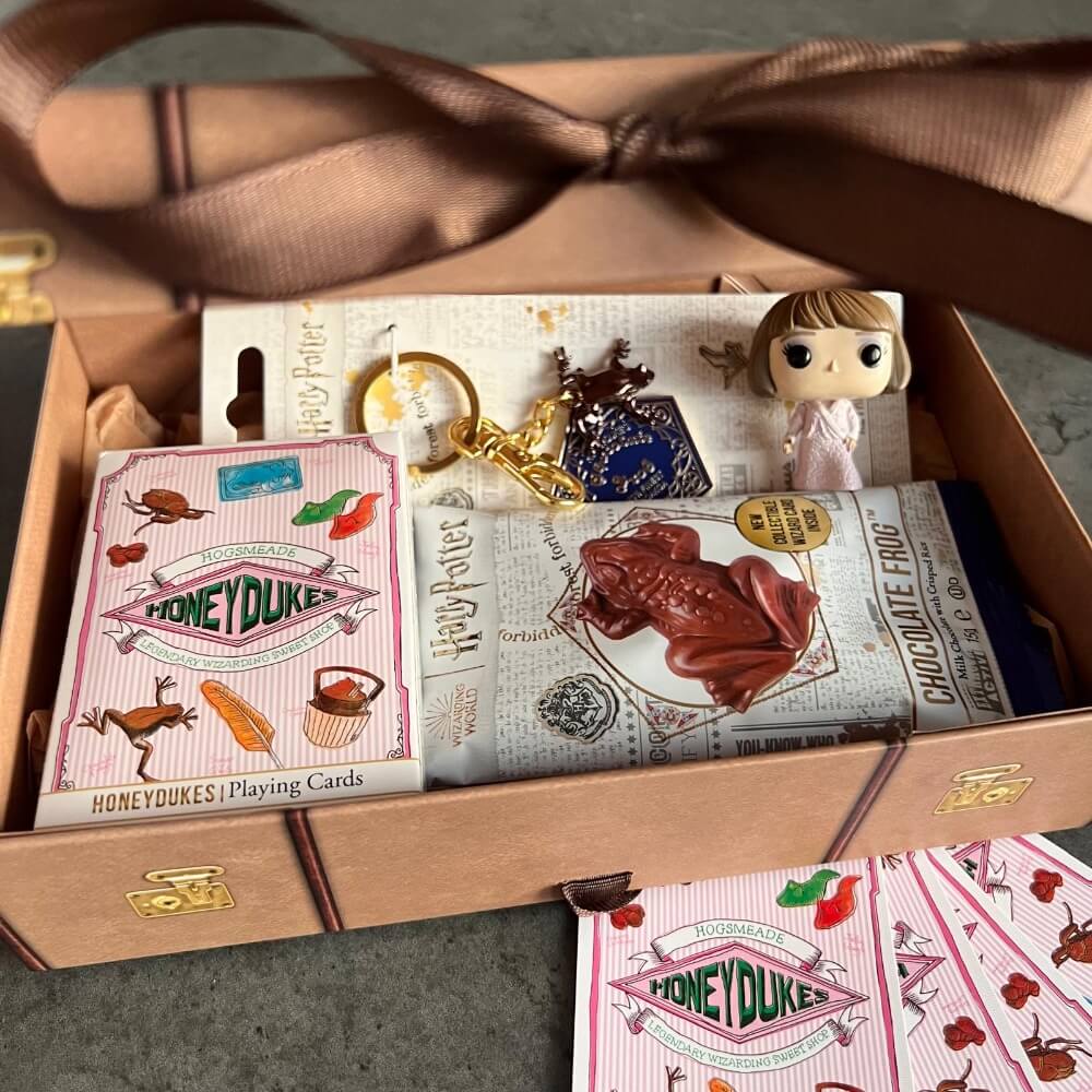 Harry Potter darčeková sada Čokoládová žaba Rokfortský kufrík s mašľou — Svetkuziel.sk