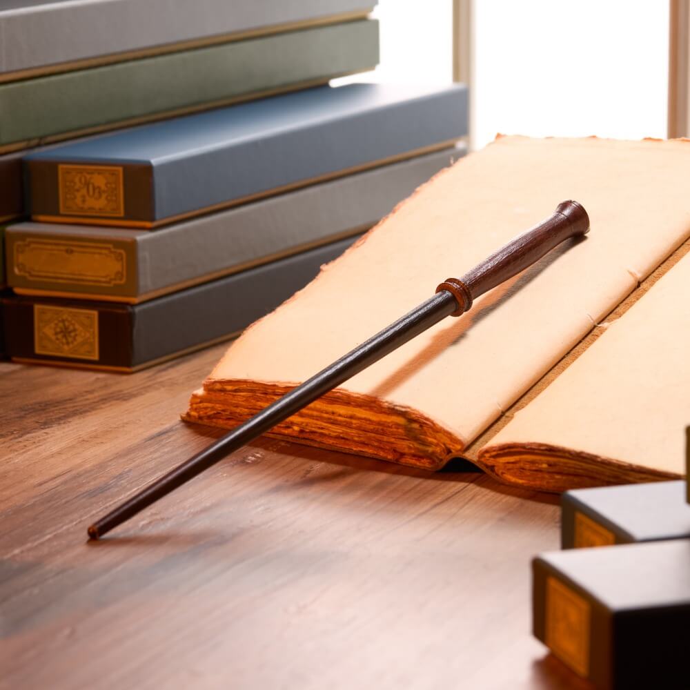 Harry Potter prvá prútka Harryho Pottera — Ollivanderov box so zamatom a stuhou