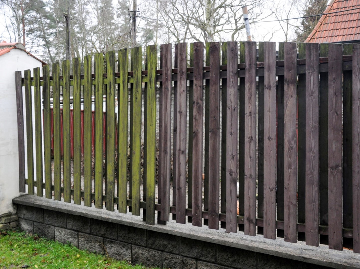 Ukázka dřevěného plotu ošetřeného nátěrem WOOD FN