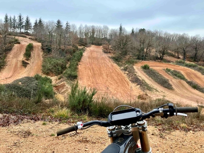 Stark VARG na motokrosové trati ve Francii
