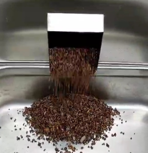 Drcení kakaových bobů a oddělení slupek