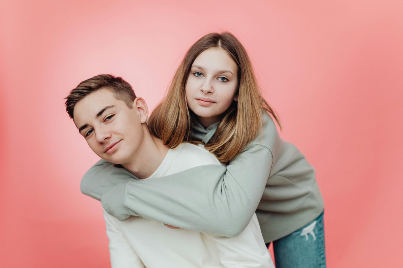 Skupina teenagerů pod modrou oblohou