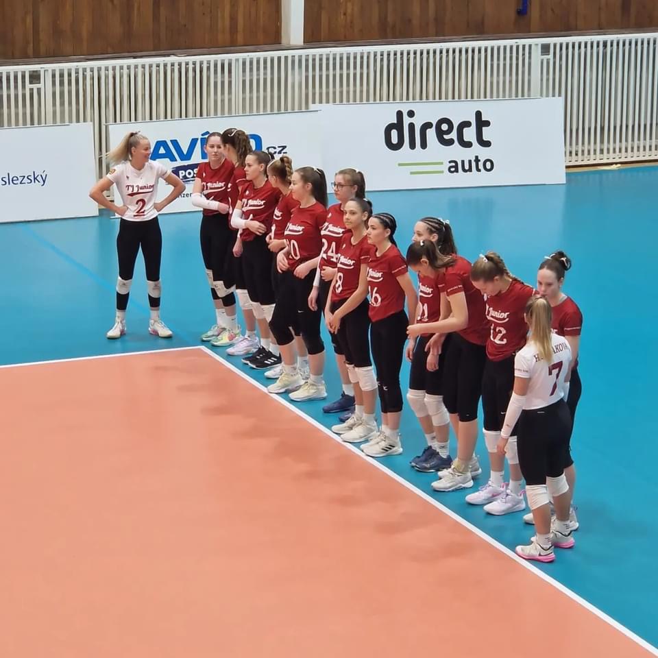 Hráčky Junioru Brno při nástupu na finálovém turnaji Extraligy U22