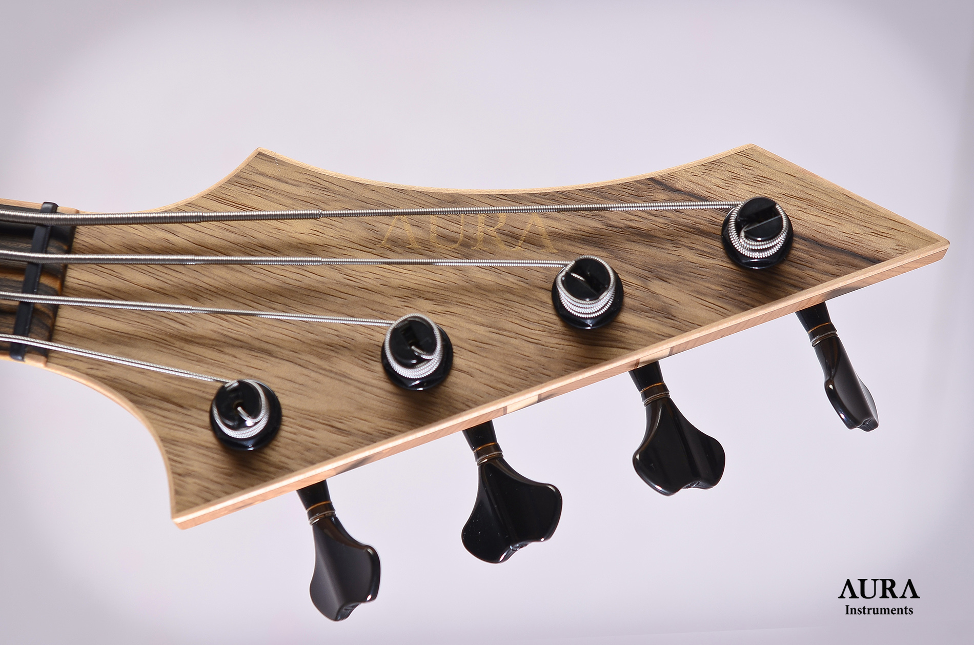 Bassguitar Aura The Brute detail 1