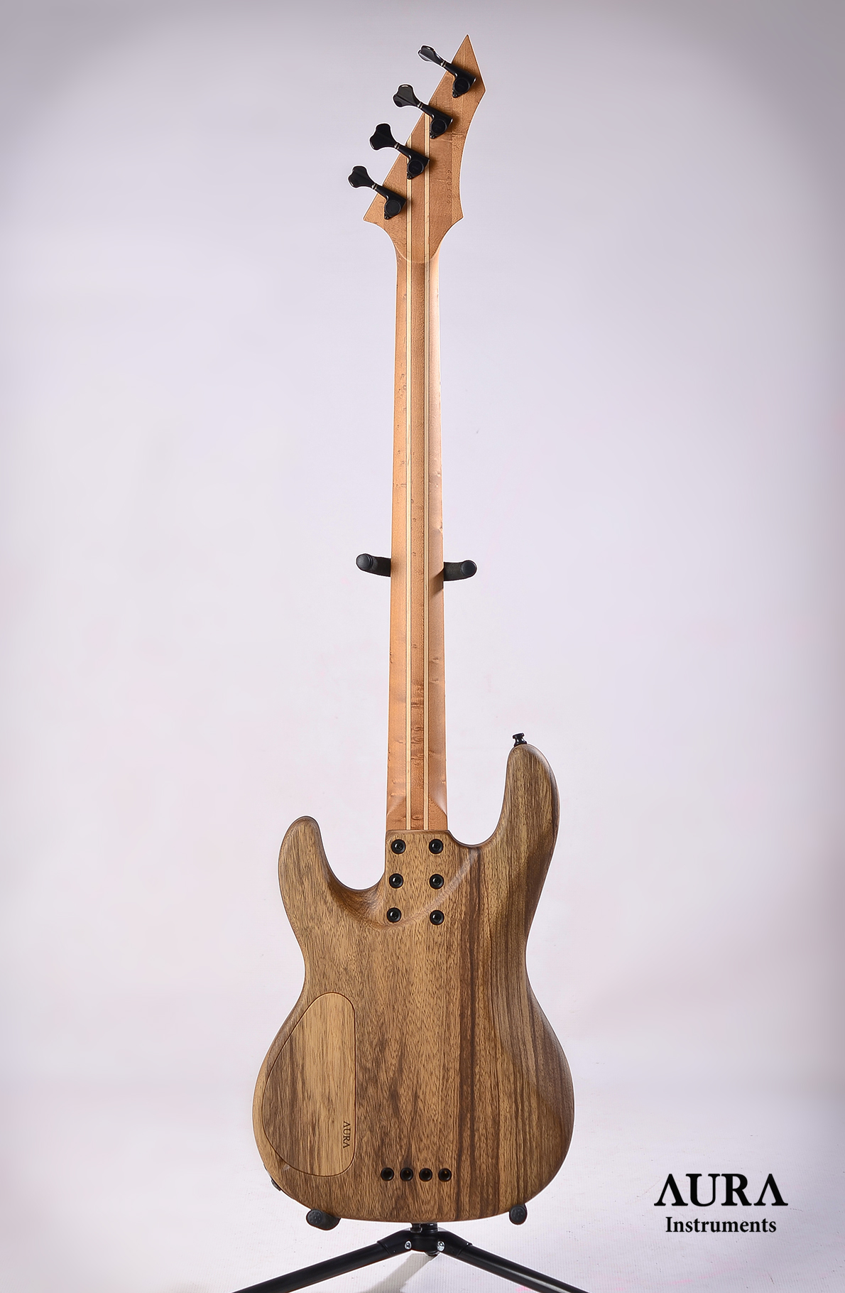 Bassguitar Aura The Brute detail 2