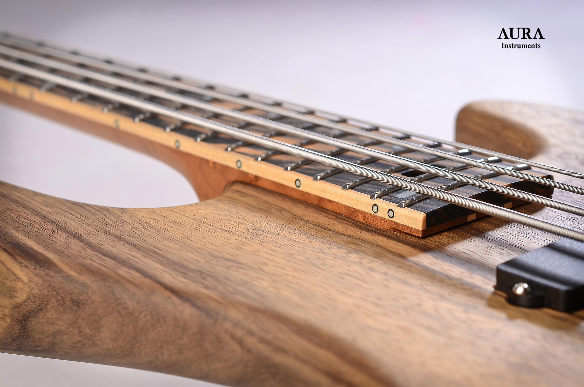 Bassguitar Aura The Brute detail 9