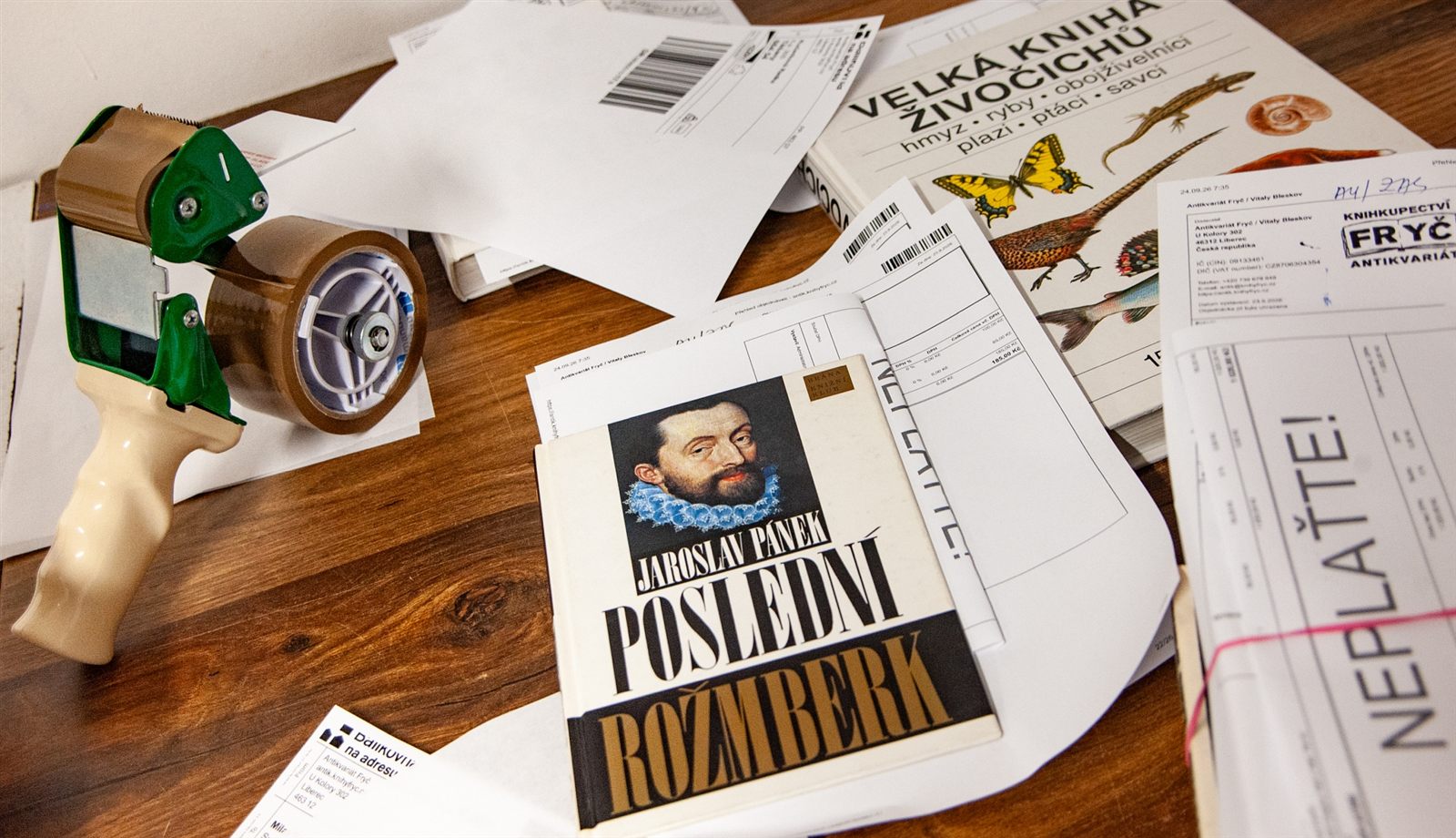 Stůl se štítky a připravenými zásilkami