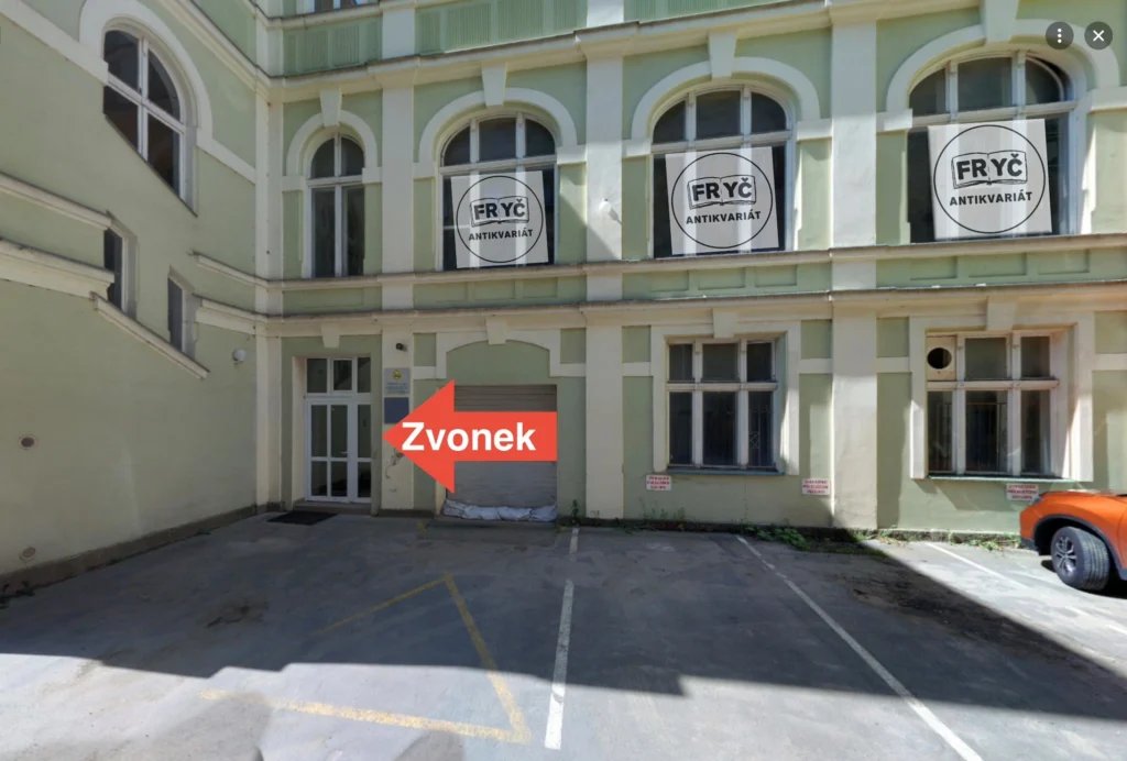 Vchod do skladu Antikvariátu Fryč v areálu Likto