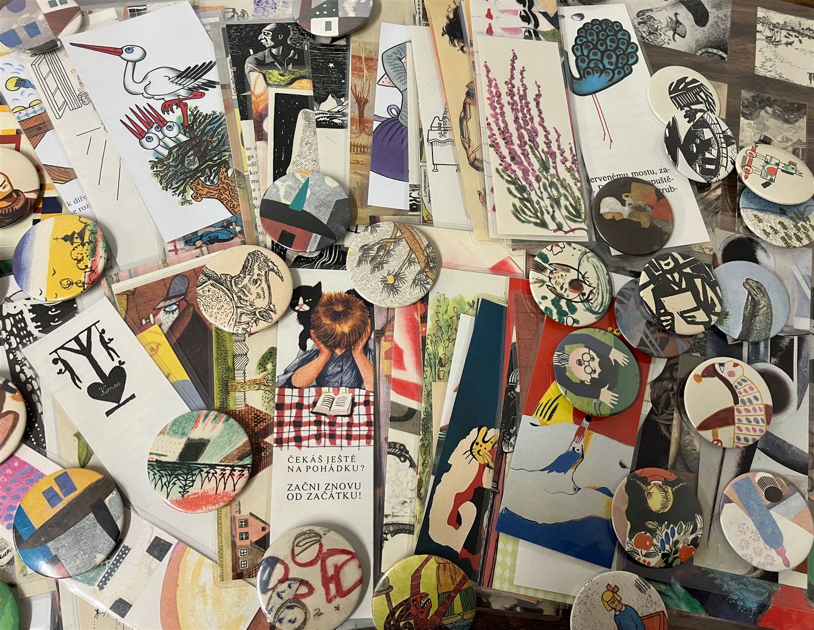 Upcyklované záložky a placky z Antikvariátu Fryč