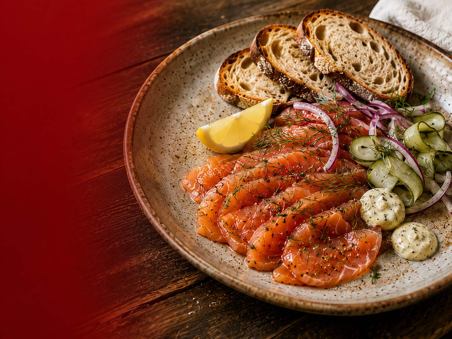 Gravlax z lososa s horčicovo-kôprovým dresingom, nakladanou uhorkou a chrumkavým kváskovým chlebom
