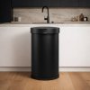 Černý bezdotykový koš podtrhne design každé kuchyně