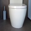 Mlhavě modrou štětku AKIRA lze sladit do barvy WC