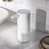 Moderní design bezdotykového dávkovače mýdla Simplehuman
