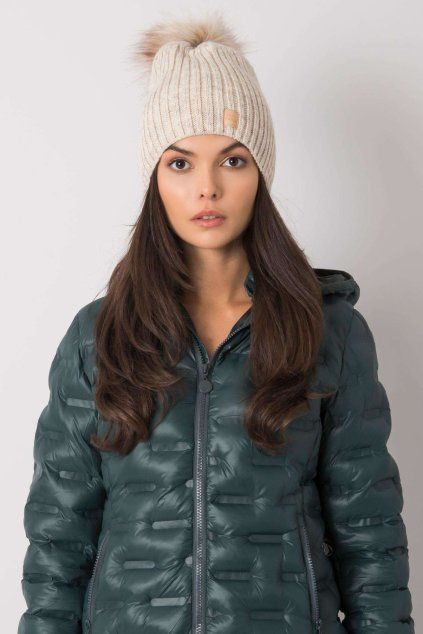 Béžová čepice s bambulí (Velikost UNI)