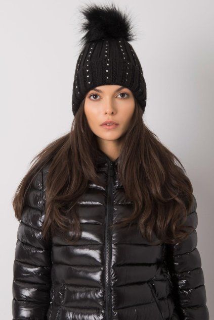 Černá zateplená čepice se střapcem (Velikost UNI)