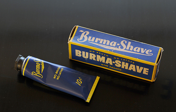 https://commons.wikimedia.org/wiki/File:Burma_Shave_Tube.jpg [Scheinwerfermann (CC BY-SA 3.0) ]