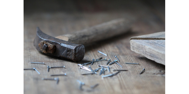 Jak se dá zmagnetovat ocelový hřebík?