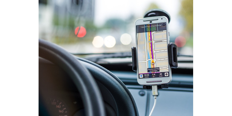 Aimant pour téléphone dans la voiture