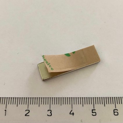 Neodymový magnet se samolepkou 3M, 30x9x2,5 mm, tloušťka samolepky 0,06 mm (Počet kusů 1 ks)
