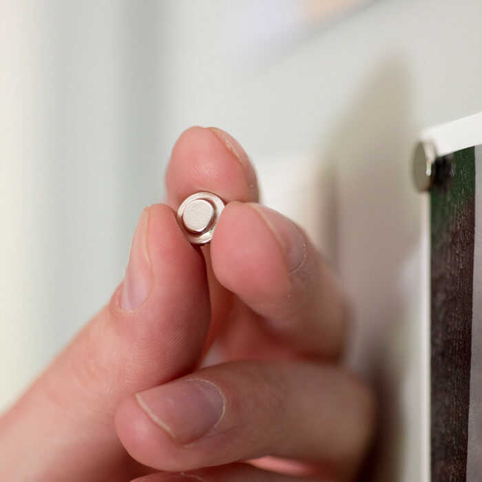 Malé magnety
