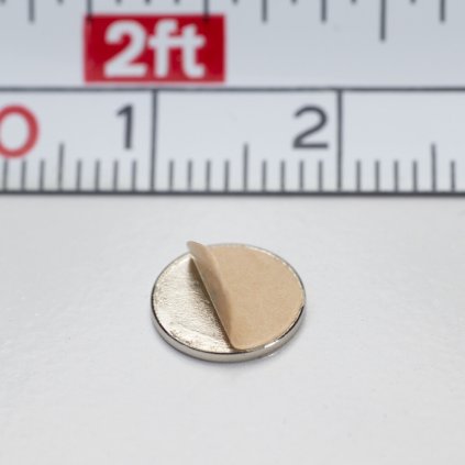Neodymový magnet se samolepkou 3M, pr.8x0,75 mm, tloušťka samolepky 0,06 mm (Počet kusů 1 ks)