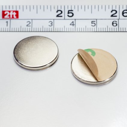 3919 neodymovy magnet se samolepkou valec pr 20x2 n 80 c sv vmm4 n35 set n s obsahuje dva magnety ktere se pritahuji