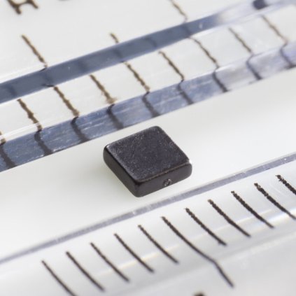 709 neodymovy magnet kvadr 2 54x2 54x0 8 e 150 c vmm6sh n40sh