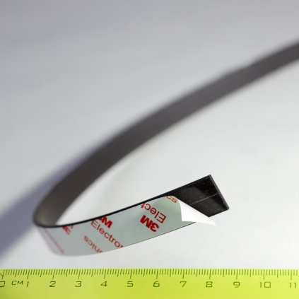 Magnetický pásek se silnou samolepicí vrstvou 15x2 mm, délka - 1 m (Počet kusů 1 m)