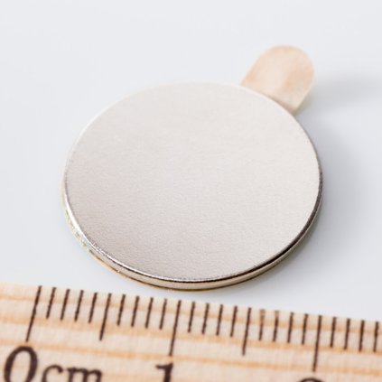 3388 neodymovy magnet se samolepkou 3m pr 20x1 mm tloustka samolepky 0 06 mm