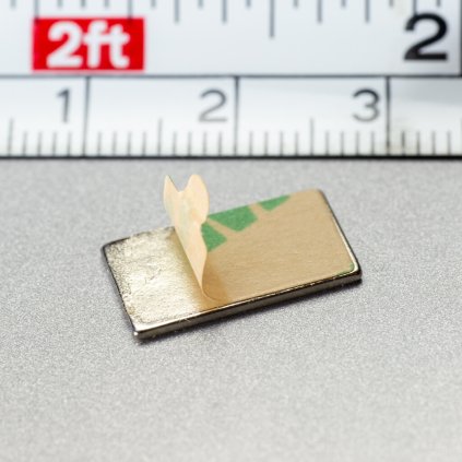 3718 neodymovy magnet se samolepkou 3m 15x8x1 mm tloustka samolepky 0 06 mm