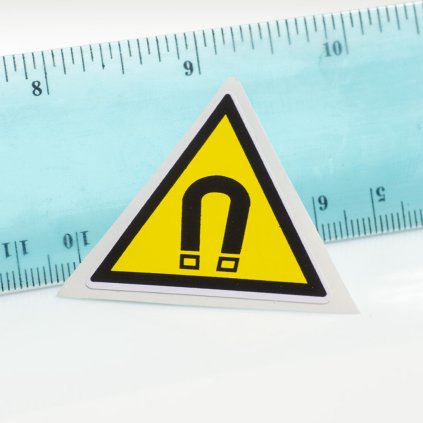 3904 nalepka pozor magnet mala