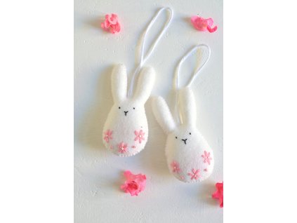 zajicek s ruzovymi kvitky 2