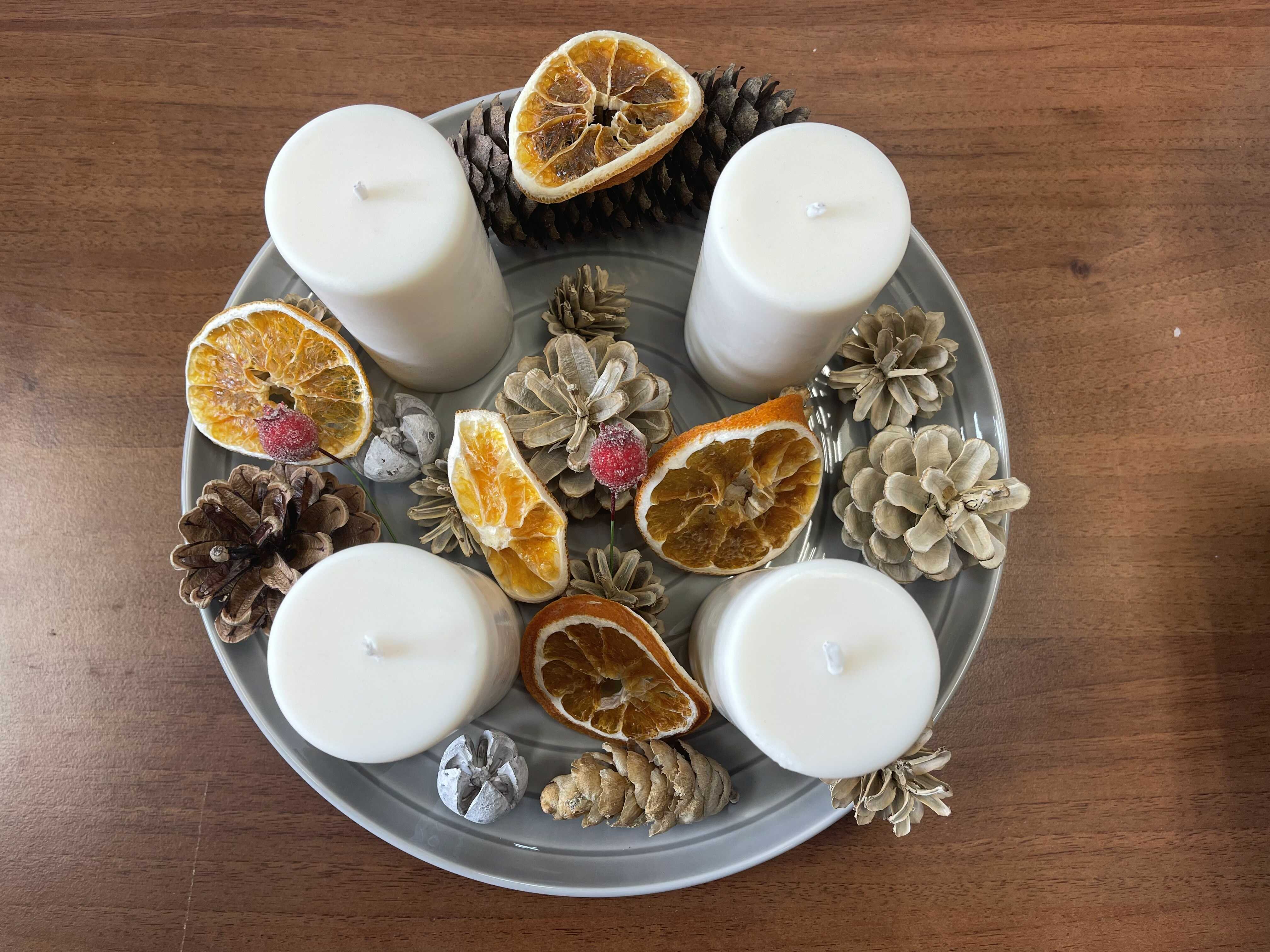 Adventní věnec na talíři