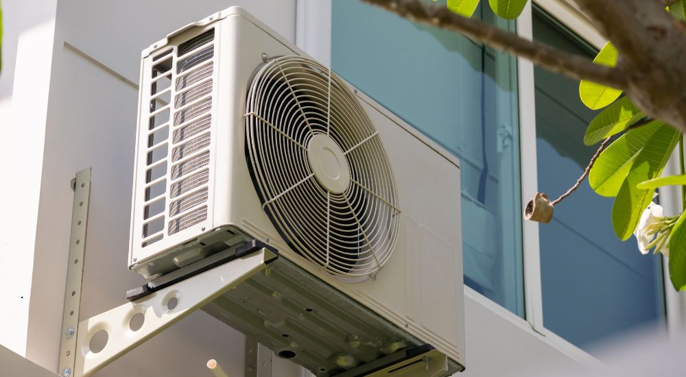 Konzole vs. podstavné nohy: Kam postavit venkovní jednotku?